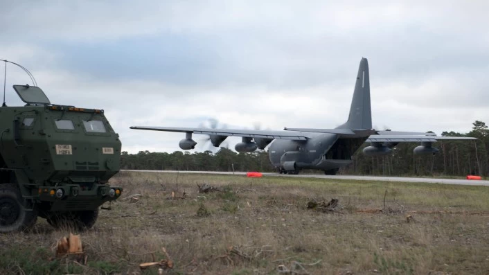 Σουηδία: Αμερικανικό MC-130J Commando II προσγειώθηκε σε αυτοκινητόδρομο και ξεφόρτωσε HIMARS